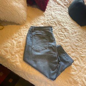 Laurie Felt Large Peddle pushers light wash. Silk and stretch. Laurie= quality.